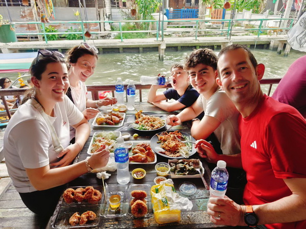 Group enjoying a delicious Thai lunch at Khlong Lat Mayom floating market
