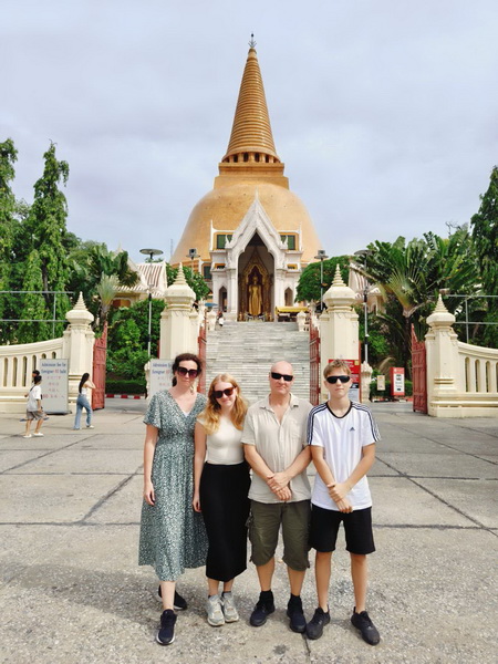 Family posing in front of the magnificent Wat Phra Pathom Chedi, the world's largest stupa